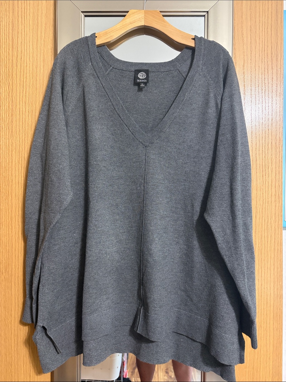 Bobeau Size 1X Charcoal V-Neck Ling Sleeve Knit Sweater Slits on Sides Soft